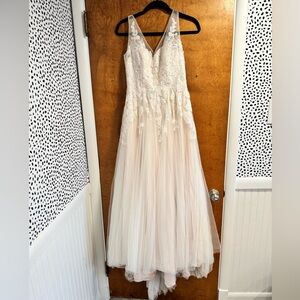 Willowby by Watters Bali Lace & Tulle Wedding Dress | Size 4